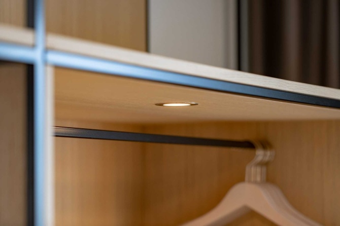 Detailbild Kleiderschrank Licht